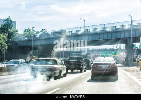 New York City, USA - 11. Juni 2017: Straße und Straße Autobahn in NYC mit Zeichen für die George Washington Bridge, Rauch aus der Auspuffleitung mit dem Auto kommen Stockfoto