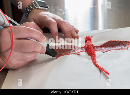 3-D-Druck pen Erstellen eines Drachen Form Stockfoto