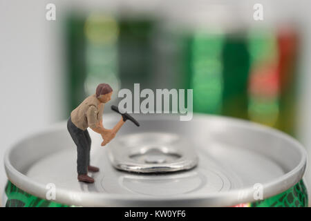 Miniatur Meister auf Soda kann mit verschwommenen Hintergrund. Business Konzept Stockfoto