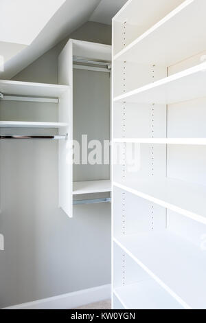 Nahaufnahme des modernen, minimalistischen weißen kleinen Schrank Regal mit hellem Licht in der Inszenierung Modell Haus oder Wohnung Stockfoto
