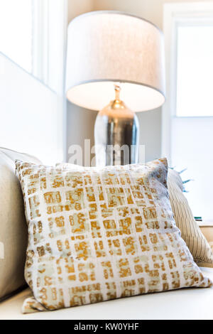 Nahaufnahme von zwei Kissen auf der Couch oder Sofa von hellen Fenster in der modernen Wohnung, Haus oder Haus mit Inszenierung der Großen beige, neutralen weißen Farben, Lampe Stockfoto