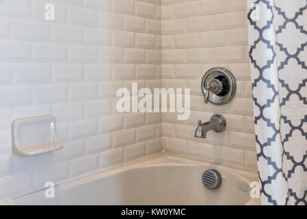 Nahaufnahme des modernen weißen Dusche Badewanne mit blauen Vorhängen im Bad in Haus, Wohnung oder Haus, Fliesen, Wasserhahn Stockfoto