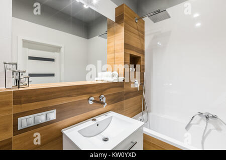 Weiß und Holz aus keramischen Fliesen im modernen Badezimmer Stockfoto