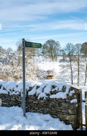 Gloucestershire Art und Weise, wie öffentliche Reitweg Zeichen im Schnee. Notgrove, Cotswolds, Gloucestershire, England Stockfoto