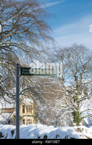 Gloucestershire Art und Weise, wie öffentliche Reitweg Zeichen im Schnee. Notgrove, Cotswolds, Gloucestershire, England Stockfoto