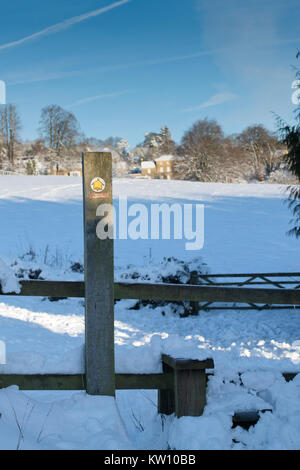 Herz von England weg Wanderweg Zeichen im Schnee. Bourton auf dem Hügel, Cotswolds, Gloucestershire, England. Stockfoto