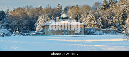 Sezincote-Haus und Winterbäume im Schnee. In der Nähe von Moreton-in-Marsh, Cotswolds, Gloucestershire, England. Panorama Stockfoto