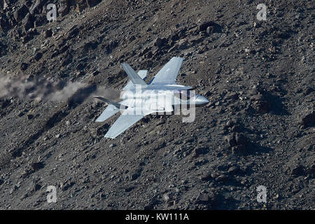 Eine Lockheed Martin F-35 Lightning II (Joint Strike Fighter Stealth Jet Fighter), Fliegen auf niedrigem Niveau durch eine Wüste Valley in Kalifornien, USA. Stockfoto