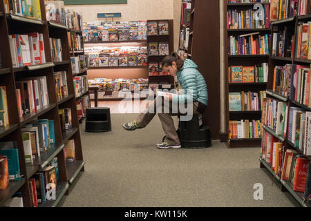 Lesen Zeitschriften bei Barnes & Noble MA Stockfoto