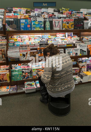 Lesen Zeitschriften bei Barnes & Noble MA Stockfoto