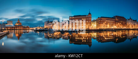 Helsinki, Finnland. Panoramablick auf Kanavaranta Straße mit der Uspenski-kathedrale und Pohjoisranta Straße in Abend Nacht Illuminationen. Stockfoto