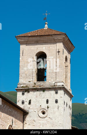 Glockenturm der Kirche San Benedetto in Norcia (vor dem Erdbeben 2016), Umbrien, Italien Stockfoto