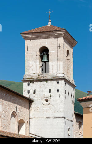 Glockenturm der Kirche San Benedetto in Norcia (vor dem Erdbeben 2016), Umbrien, Italien Stockfoto