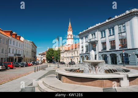 Vilnius, Litauen. Rathausplatz Brunnen in Rotuses Platz in der Altstadt. St. Nikolaus Kirche In sonnigen Sommertag. Beliebten touristischen Ort Stockfoto