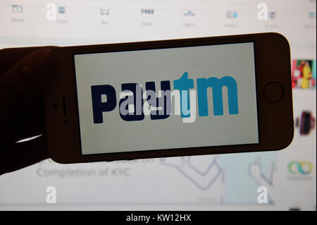 Paytm Logo auf einem Telefon und auf einem Bildschirm Stockfoto