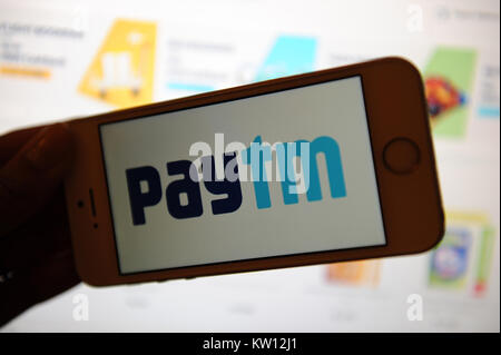 Paytm Logo auf einem Telefon und auf einem Bildschirm Stockfoto