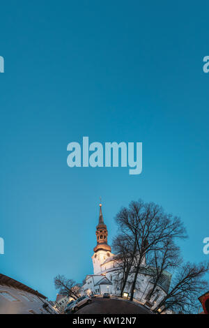 Tallinn, Estland. Lustige Panorama wie Little Planet von berühmten Sehenswürdigkeiten Kathedrale der Heiligen Maria der Jungfrau oder Dom oder in der Straße Lighti Toomkirik Stockfoto