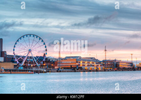 Helsinki, Finnland. Blick auf den Bahndamm mit Riesenrad am Abend Nacht Illuminationen. Stockfoto