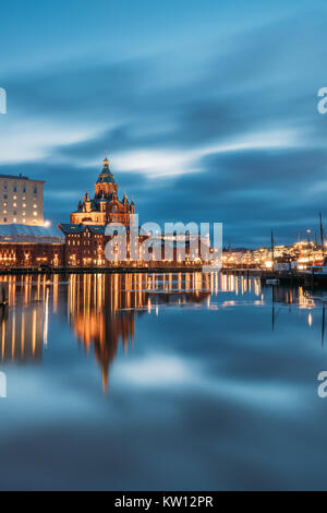 Helsinki, Finnland. Blick auf Kanavaranta Straße mit der Uspenski-kathedrale in Abend Nacht Illuminationen. Stockfoto