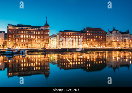 Helsinki, Finnland. Blick auf Pohjoisranta Straße am Abend oder in der Nacht die Beleuchtung. Stockfoto