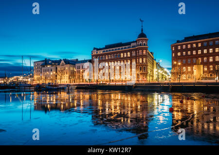 Helsinki, Finnland. Blick auf Pohjoisranta Straße am Abend oder in der Nacht die Beleuchtung. Stockfoto