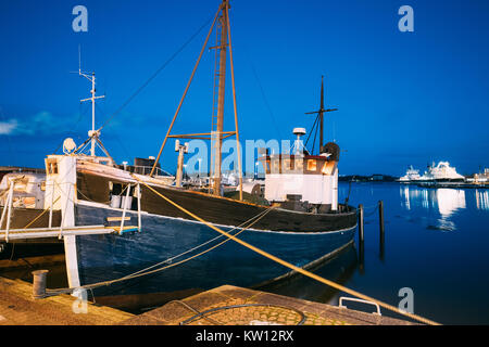 Helsinki, Finnland. Ansicht der Fischerei Marine Boot, Motorboot am Pier in Abend Nacht Illuminationen. Stockfoto