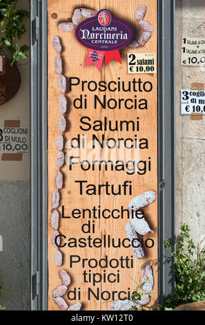 Zeichen für eine typische Lebensmittel Shop in Norcia, Umbrien, Italien Stockfoto