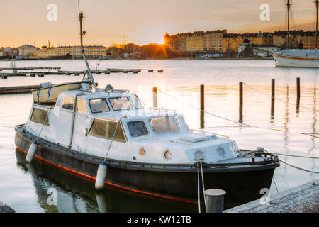 Helsinki, Finnland. Marine Boot, Motorboot vertäut an Liegeplätzen in den Sonnenaufgang im Winter morgens. Stockfoto