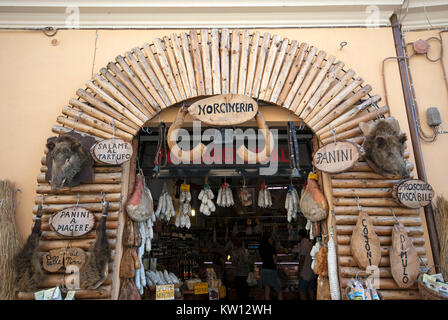 Typische Lebensmittel Shop in Norcia, Umbrien, Italien Stockfoto