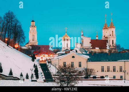 Vitebsk, Belarus. Winter am Abend Blick auf die berühmten Wahrzeichen der Stadt ist das Alte Rathaus, das Kloster des Heiligen Geistes und die Kirche der Auferstehung Christi in N Stockfoto