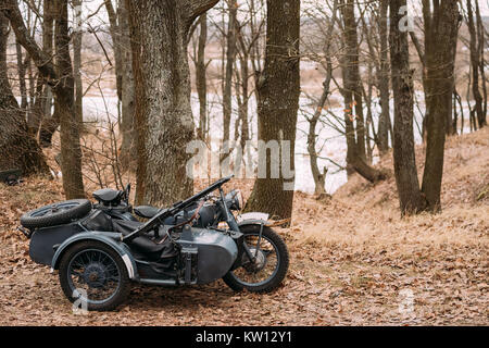 Alte Tricar, Three-Wheeled Motorrad mit Maschinengewehr auf seitenwagen der Wehrmacht, die Streitkräfte der Bundesrepublik Deutschland des Zweiten Weltkriegs Zeit im Herbst Wald. Stockfoto