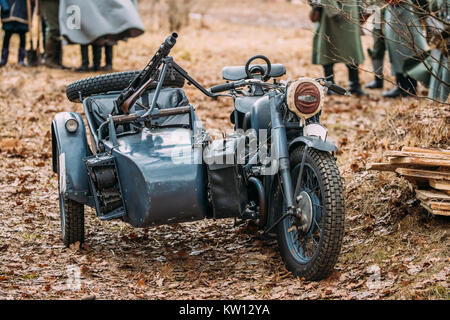 Alte Tricar, Three-Wheeled Motorrad mit Maschinengewehr auf seitenwagen der Wehrmacht, die Streitkräfte der Bundesrepublik Deutschland des Zweiten Weltkriegs Zeit im Herbst Wald. Stockfoto