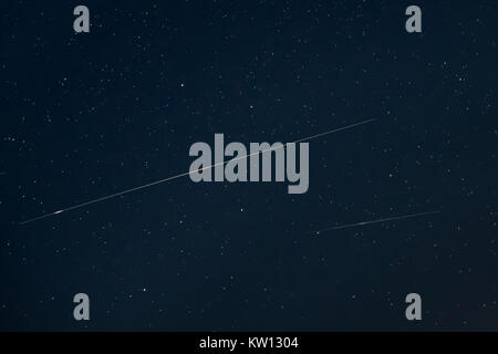 Zwei Meteoric Titel In der Blauen Nacht Sternenhimmel Hintergrund. Natürliche leuchtenden Sternen und Meteoriten Spuren. Stockfoto