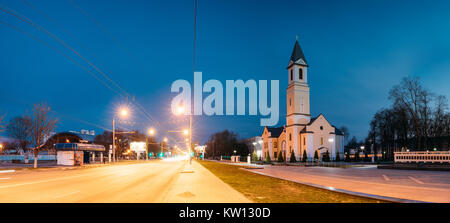 Gomel, Belarus. Nacht Panorama der Kirche der Geburt der Jungfrau Maria auf Sovetskaya Street In der Beleuchtung der Abend oder Nacht Beleuchtung. Stockfoto