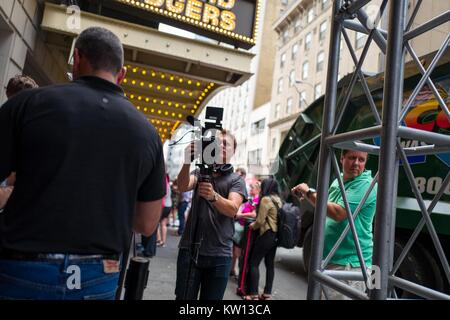Bevor eine Leistung der Broadway Musical Hamilton zwei Tage vor dem Schöpfer Lin Manuel Miranda's Abfahrt von der Show, der Kameramann für ein Fernsehen News Crew nimmt Filmmaterial von der Masse, New York City, New York, 7. Juli 2016. Stockfoto