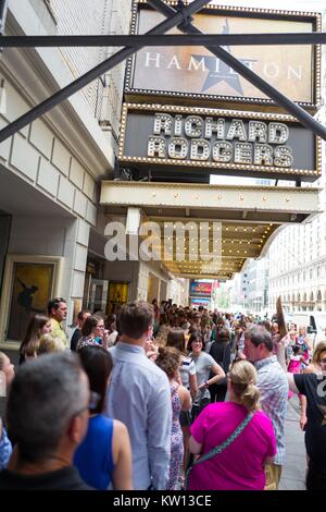 Bevor eine Leistung der Broadway Musical Hamilton zwei Tage vor dem Schöpfer Lin Manuel Miranda aus der show Fans Schlange stehen und warten, bis die Richard Rodgers Theatre, New York City, New York, 7. Juli 2016. Stockfoto