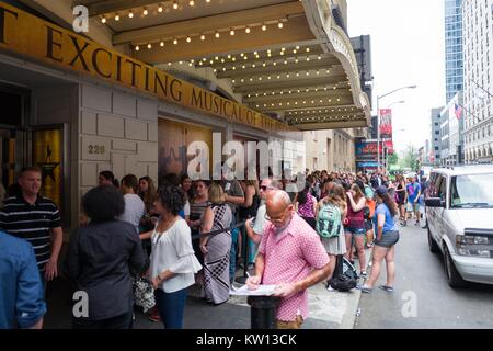 Bevor eine Leistung der Broadway Musical Hamilton zwei Tage vor dem Schöpfer Lin Manuel Miranda's Abfahrt von der Show, die Fans stehen im Einklang mit der Hoffnung, den Kauf einer Stornierung Ticket, New York City, New York, 7. Juli 2016. Stockfoto