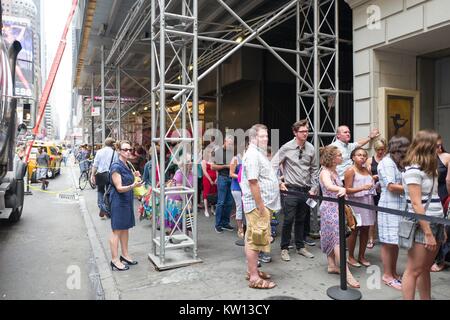 Bevor eine Leistung der Broadway Musical Hamilton zwei Tage vor dem Schöpfer Lin Manuel Miranda's Abfahrt von der Show, die Zeile zum Eingeben der Richard Rodgers Theatre erstreckt sich über einen ganzen Block, New York City, New York, 7. Juli 2016. Stockfoto