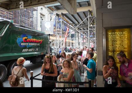 Bevor eine Leistung der Broadway Musical Hamilton zwei Tage vor dem Schöpfer Lin Manuel Miranda aus der Show fans warten in der Linie und die Vorbereitung der Richard Rodgers Theatre, New York City, New York, 7. Juli 2016. Stockfoto