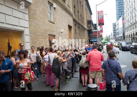 Bevor eine Leistung der Broadway Musical Hamilton zwei Tage vor dem Schöpfer Lin Manuel Miranda aus der show Fans sammeln an der Stage Door und stehen im Einklang mit der Hoffnung, den Kauf einer Stornierung Ticket, New York City, New York, 7. Juli 2016. Stockfoto
