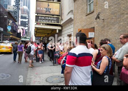 Bevor eine Leistung der Broadway Musical Hamilton zwei Tage vor dem Schöpfer Lin Manuel Miranda aus der show Fans sammeln an der Stage Door als Musiker das Theater, New York City, New York, 7. Juli 2016. Stockfoto