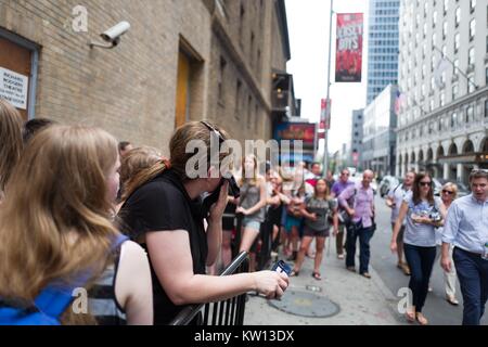 Bevor eine Leistung der Broadway Musical Hamilton zwei Tage vor dem Schöpfer Lin Manuel Miranda aus dem zeigen, Lüfter entspannen, während in der Phase der Tür warten, New York City, New York, 7. Juli 2016. Stockfoto