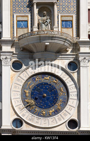 Ein Detail von St Mark's Clocktower zeigt das Zifferblatt, Venedig Stockfoto