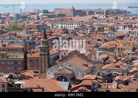 Eine Luftaufnahme von der Chiesa di San Moisè als vom Campanile gesehen, im Stadtteil San Marco von Venedig Stockfoto