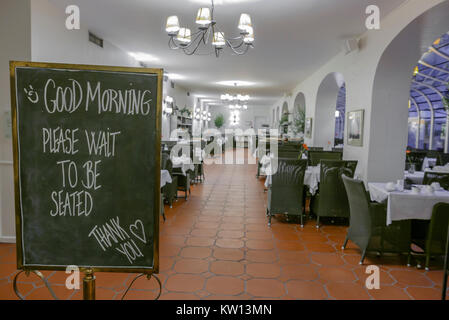 Frühstück Zimmer eines Hotels mit einem Schild Spruch "guten Morgen. Bitte warten Sie auf einen Tisch. Ich danke Ihnen. " Stockfoto