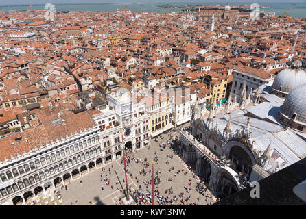 Eine Luftaufnahme von Markusplatz und Markusdom als vom Campanile, Venedig gesehen Stockfoto