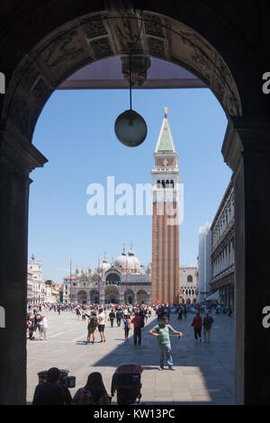 Der Blick durch einen Torbogen aus dem 16. Jahrhundert, Campanile und Saint Mark's Basilika St. Mark's Square, Venedig Stockfoto