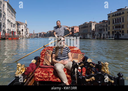 Ein Tourist, der eine Fahrt mit der Gondel auf den Canal Grande, Venedig Stockfoto