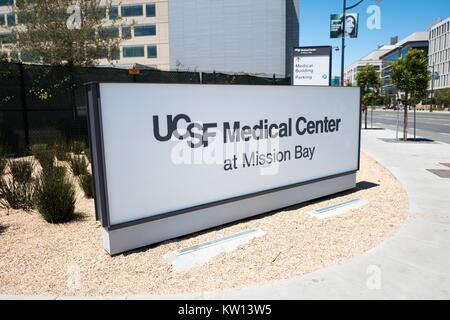 Zeichen für die Universität von Kalifornien in San Francisco (UCSF) Medical Center am Mission Bay, in der Mission Bay in San Francisco, Kalifornien, Juni, 2016. Stockfoto