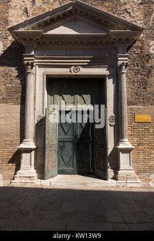 Der Eingang zu San Pietro Martire (Englisch: St. Petrus von Verona), eine römisch-katholische Pfarrkirche in Murano, Venedig Stockfoto